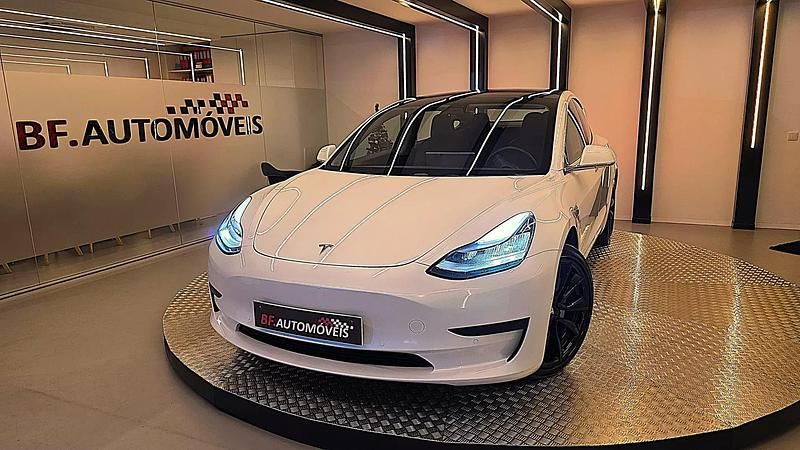 Branco Usado 2019 Tesla Model 3 Sedan | € 19.900 (Preço justo) - Imagem 1/4