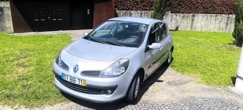 Cinzento Usado 2005 Renault Clio II Citadino | € 3.500 (Preço justo) - Imagem 1/4