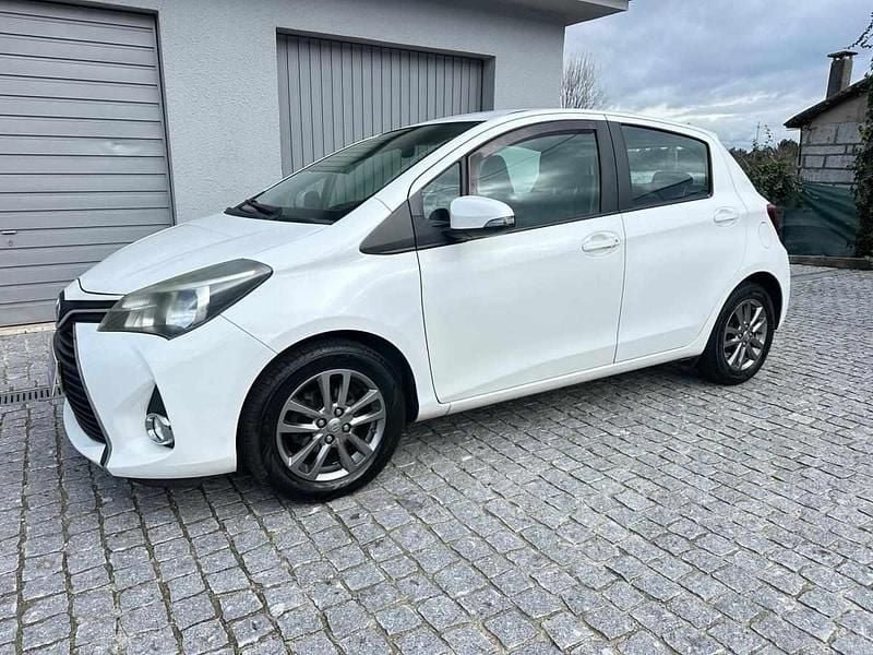 Branco Usado 2015 Toyota Yaris Active Citadino | € 10.950 (Preço justo) - Imagem 1/4