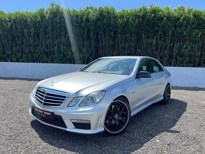 Cinza Usado 2009 Mercedes E350 Avantgarde Sedan | € 19.990 - Imagem 1/4