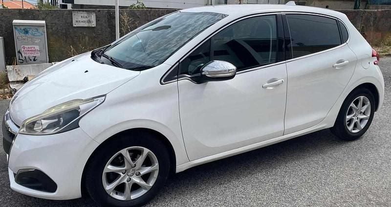 Branco Usado 2016 Peugeot 208 Allure Citadino | € 9.990 (Bom preço) - Imagem 1/4
