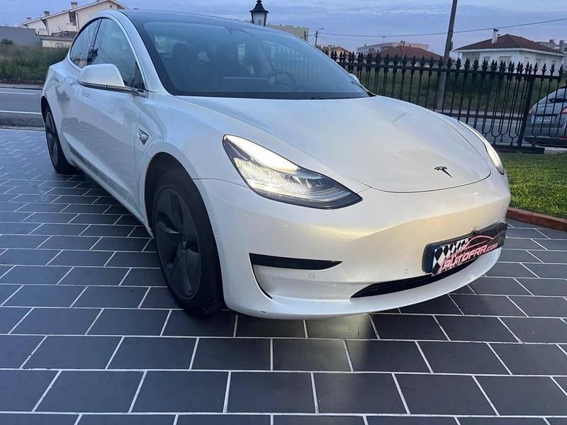 Branco Usado 2019 Tesla Model 3 Standard Range Plus Sedan | € 20.900 (Preço justo) - Imagem 1/4