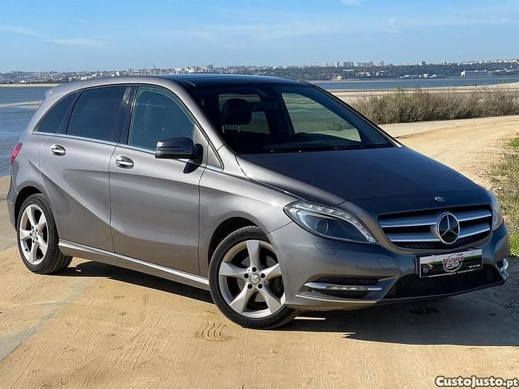 Usado Mercedes B180 Edition 109 HP (80 kW) 2014 Cinza Monovolume
