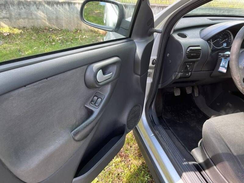 Usado Opel Corsa 70 HP (51 kW) 2006 Cinzento Citadino
