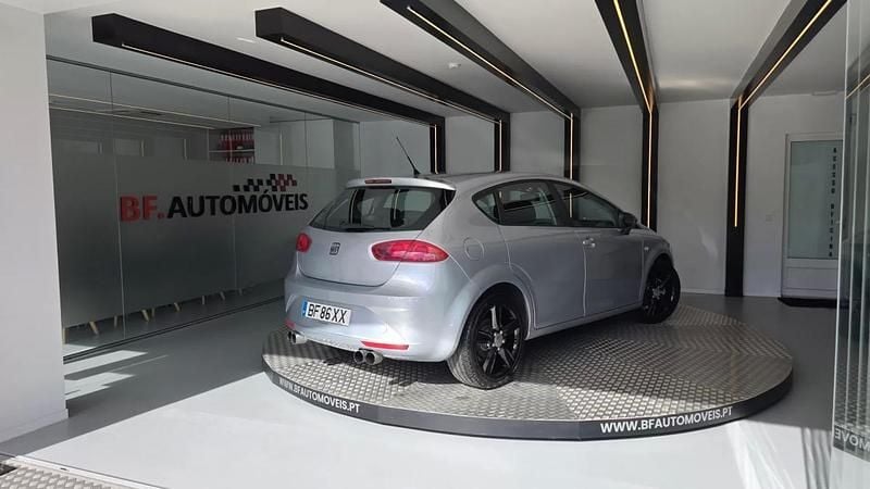 Usado Seat Leon Sport 105 HP (77 kW) 2011 Cinzento Citadino