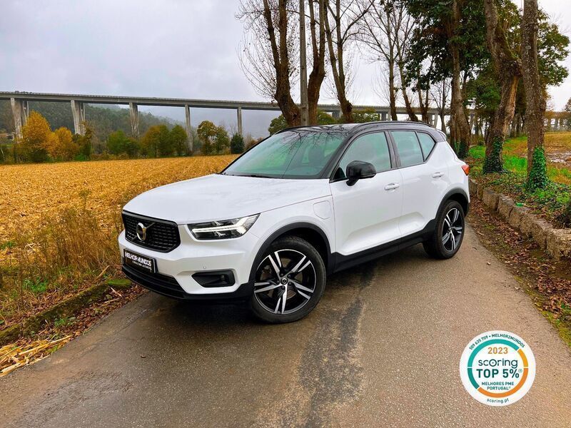 Branco Usado 2020 Volvo XC40 R-Design SUV | € 31.990 (Preço justo) - Imagem 1/4