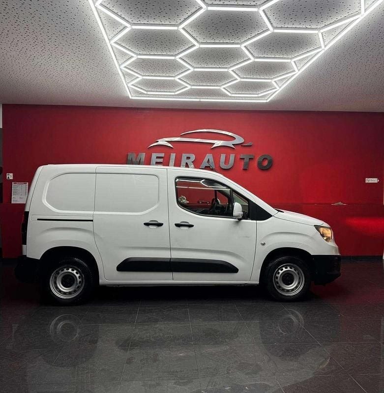 Usado Opel Combo Innovation 102 HP (75 kW) 2021 Branco Monovolume