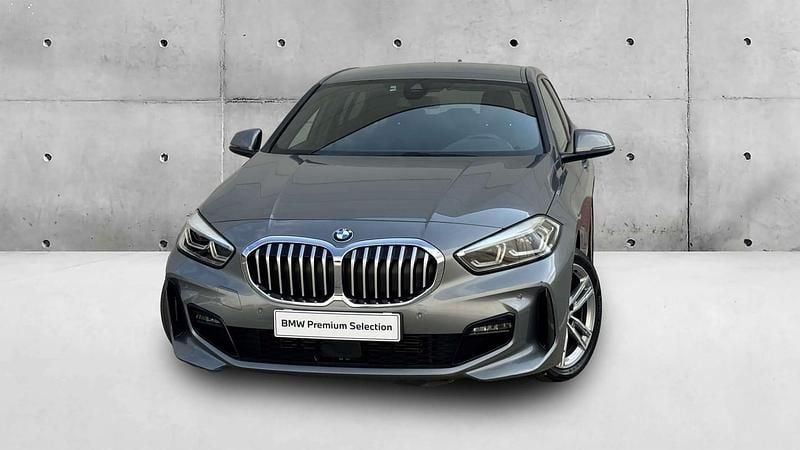 Cinza skyscraper metalizado Usado 2024 BMW 116 Shadowline Citadino | € 32.900 (Preço justo) - Imagem 1/4