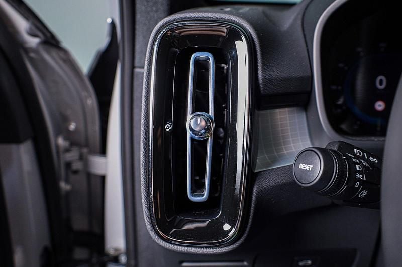 Cinza Novo 2025 Volvo XC40 Plus SUV | € 45.990 (Preço justo) - Imagem 1/4