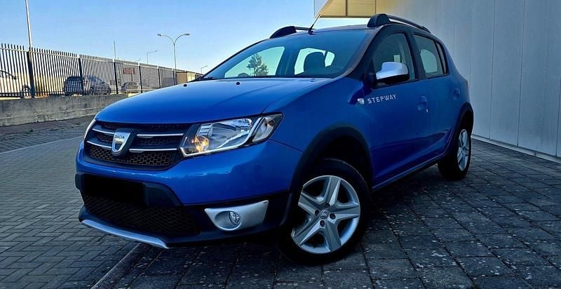 Azul Usado 2016 Dacia Sandero Stepway Citadino | € 14.990 (Caro) - Imagem 1/4