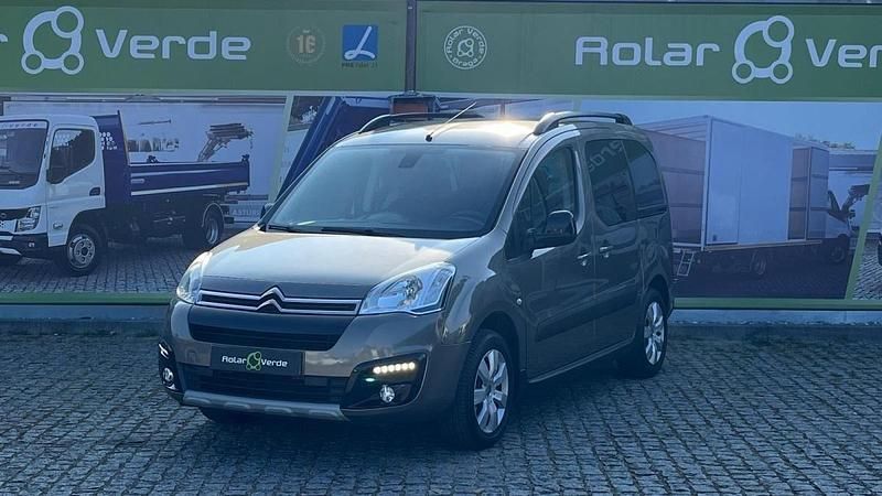 Cinzento Usado 2015 Citroën Berlingo Monovolume | € 14.500 - Imagem 1/4