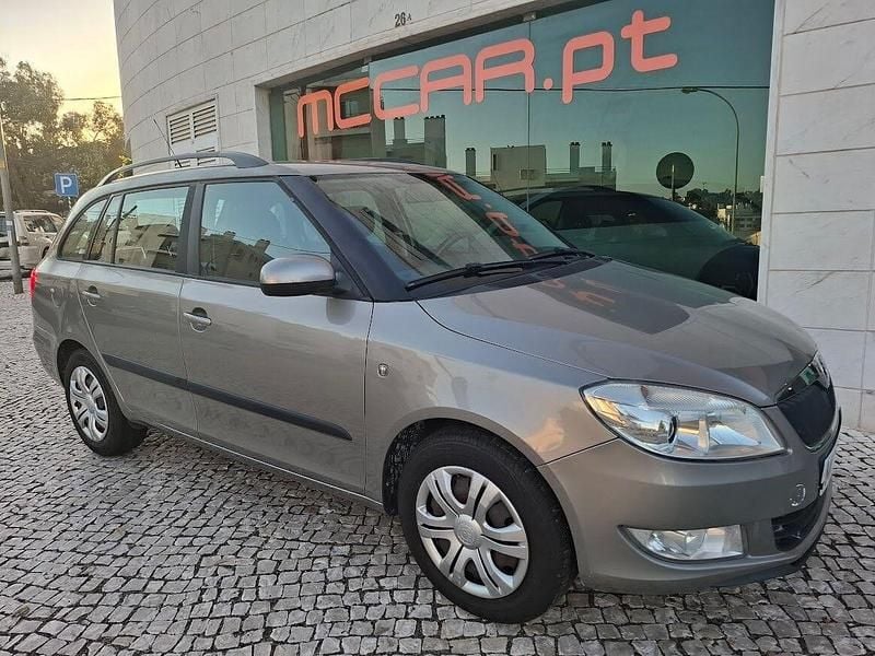 Cinza Usado 2011 Skoda Fabia Style Citadino | € 4.990 (Super Preço) - Imagem 1/4