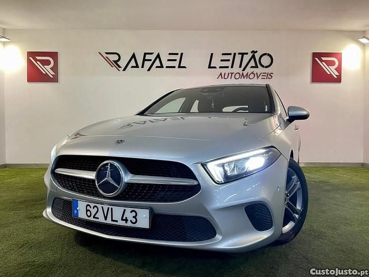 Cinza Usado 2018 Mercedes A180 Style Citadino | € 19.450 (Preço justo) - Imagem 1/1