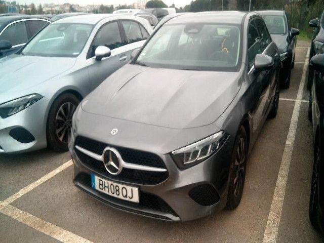 Cinzento Usado 2024 Mercedes A200 | € 34.900 (Preço justo) - Imagem 1/4
