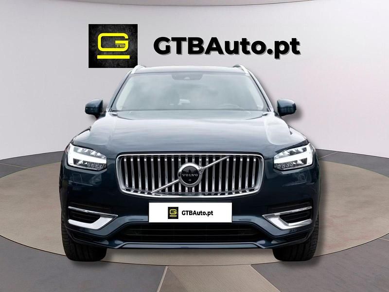 Azul Usado 2022 Volvo XC90 Plus SUV | € 59.999 - Imagem 1/4