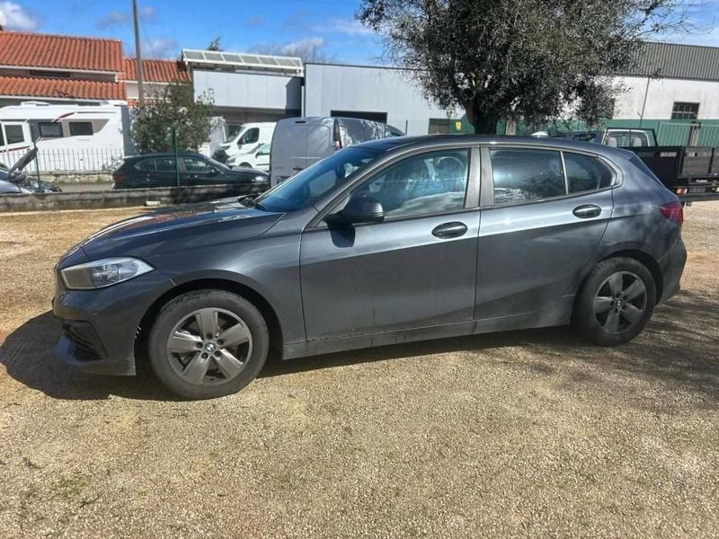Cinzento Usado 2020 BMW 118 Citadino | € 21.590 (Preço justo) - Imagem 1/4
