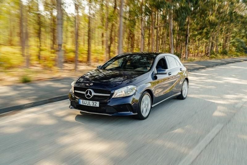 Azul Usado 2018 Mercedes A180 Urban | € 19.890 (Preço justo) - Imagem 1/4