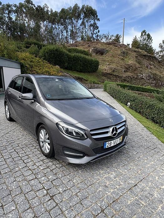 Usado 2017 Mercedes B180 Monovolume | € 14.965 (Preço justo) - Imagem 1/4