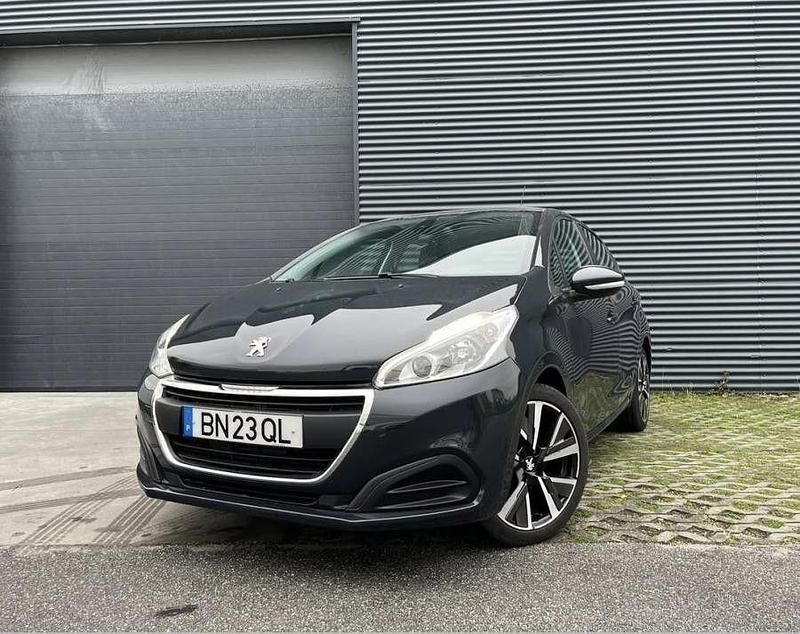 Cinzento Usado 2017 Peugeot 208 Active Citadino | € 13.250 (Caro) - Imagem 1/4