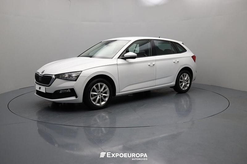 Branco Usado 2022 Skoda Scala Ambition Citadino | € 16.990 (Preço elevado) - Imagem 1/4