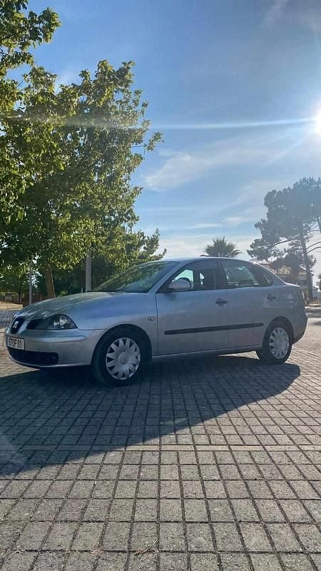 Cinzento Usado 2007 Seat Cordoba Sedan | € 3.000 - Imagem 1/4