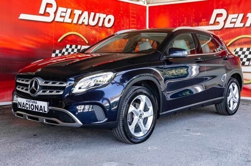 Azul Usado 2018 Mercedes GLA180 Urban SUV | € 24.500 (Preço justo) - Imagem 1/4
