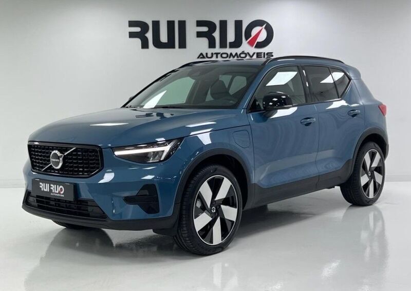 Azul Usado 2023 Volvo XC40 Core SUV | € 46.900 - Imagem 1/4