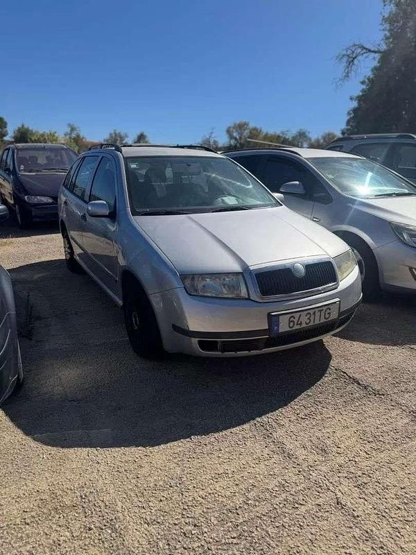 Cinzento Usado 2002 Skoda Fabia | € 4.900 - Imagem 1/4