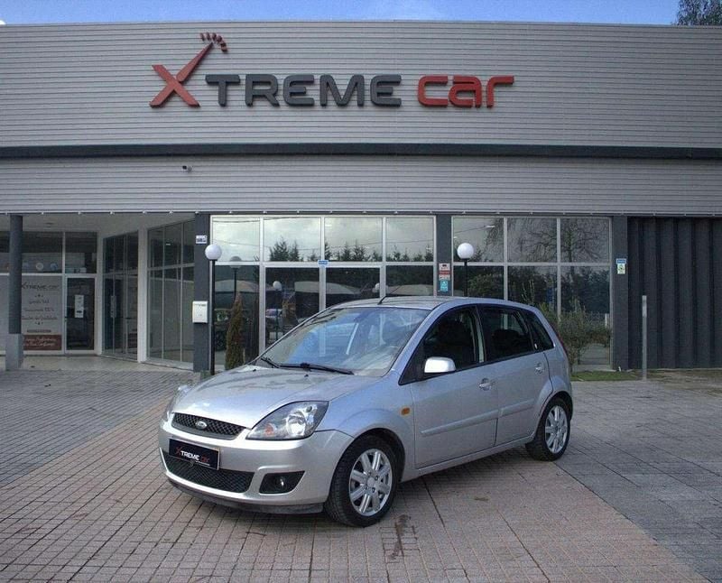 Usado Ford Fiesta 75 HP (55 kW) 2006 Cinzento Citadino