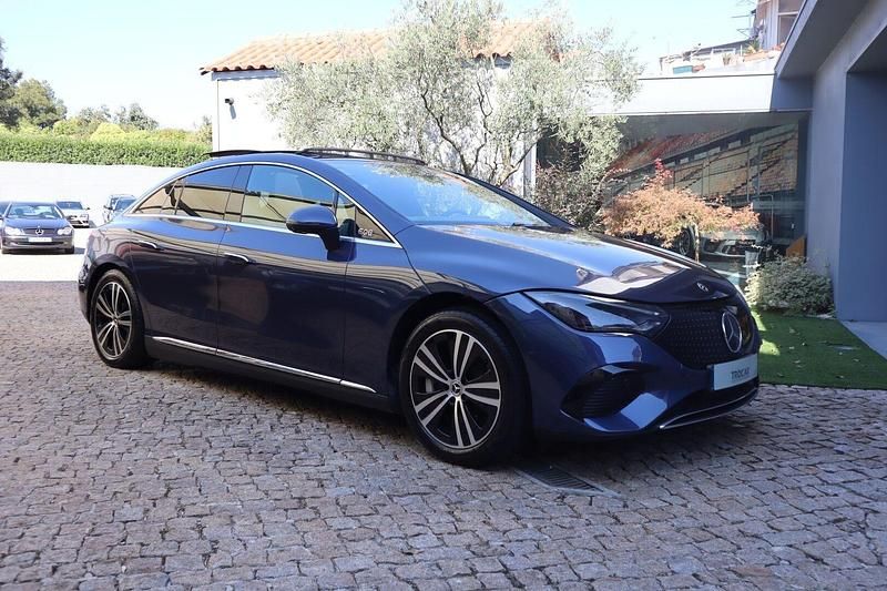 Azul Usado 2024 Mercedes EQE300 Electric Art Sedan | € 55.950 - Imagem 1/4