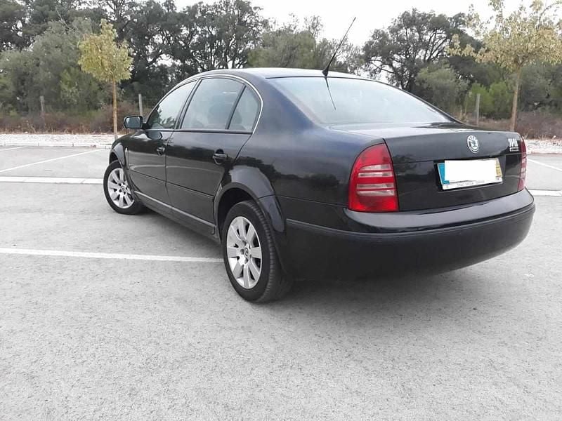 Usado Skoda Superb 130 HP (95 kW) 2004 Preto Sedan