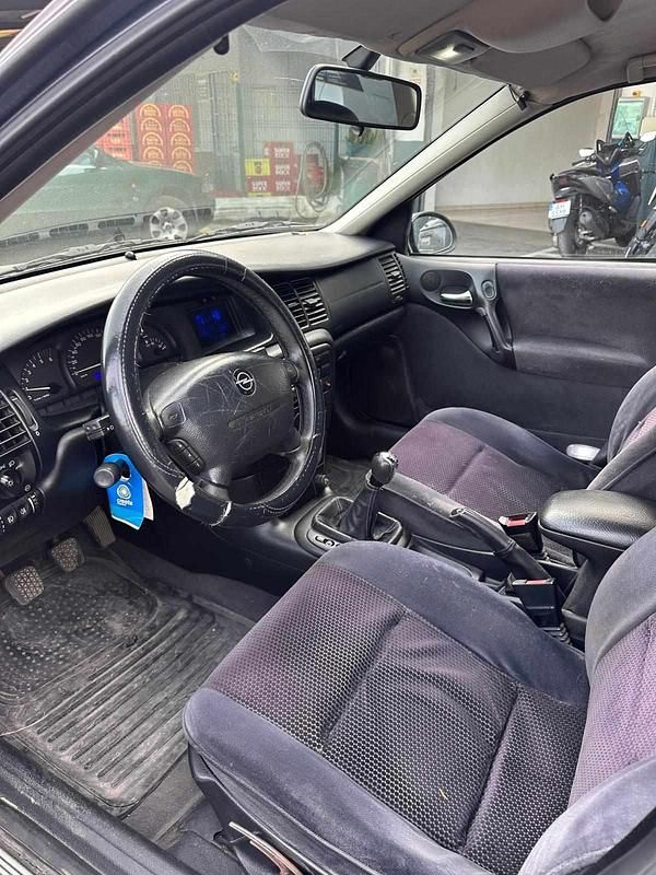 Usado Opel Vectra 100 HP (73 kW) 1999 Azul Carrinha