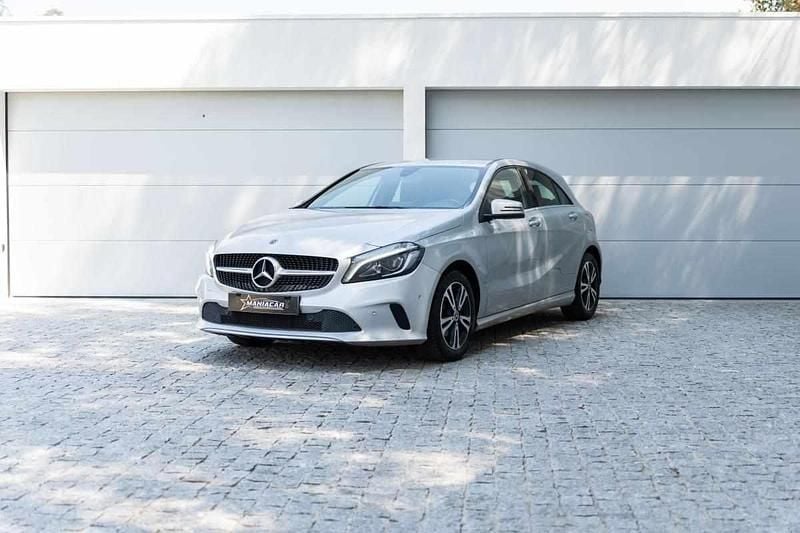Cinzento Usado 2018 Mercedes A180 | € 18.900 (Super Preço) - Imagem 1/4