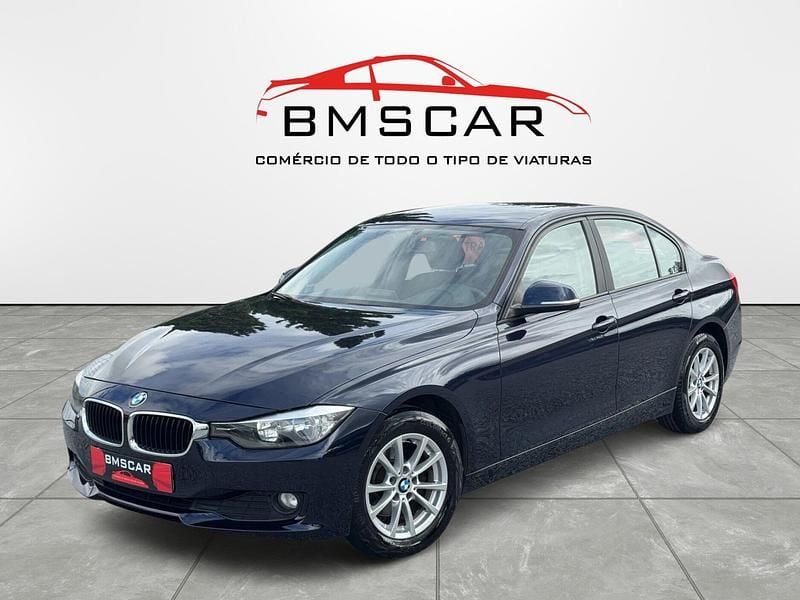 Azul Usado 2013 BMW 318 Sport Line Sedan | € 16.999 (Caro) - Imagem 1/4