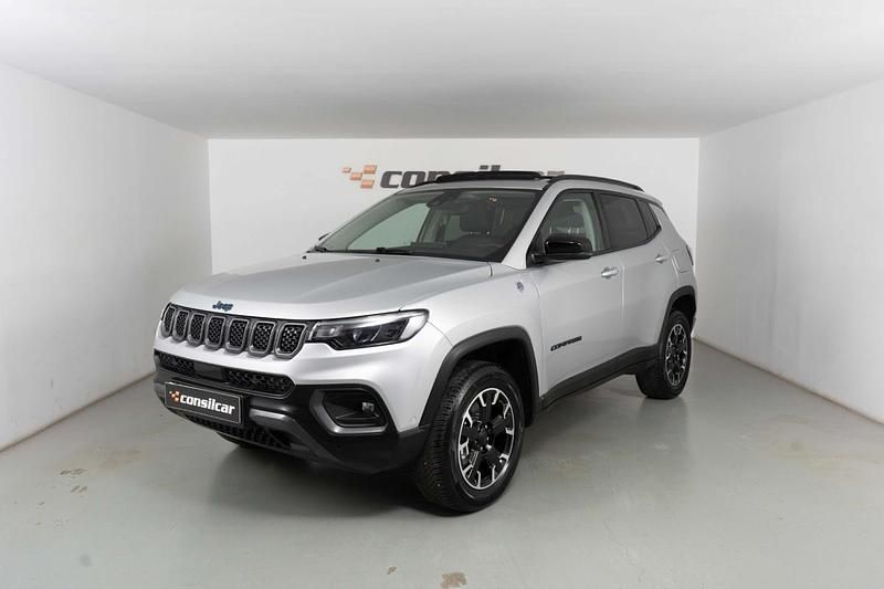 Usado Jeep Compass Trailhawk 240 HP (176 kW) 2022 Cinza prata SUV