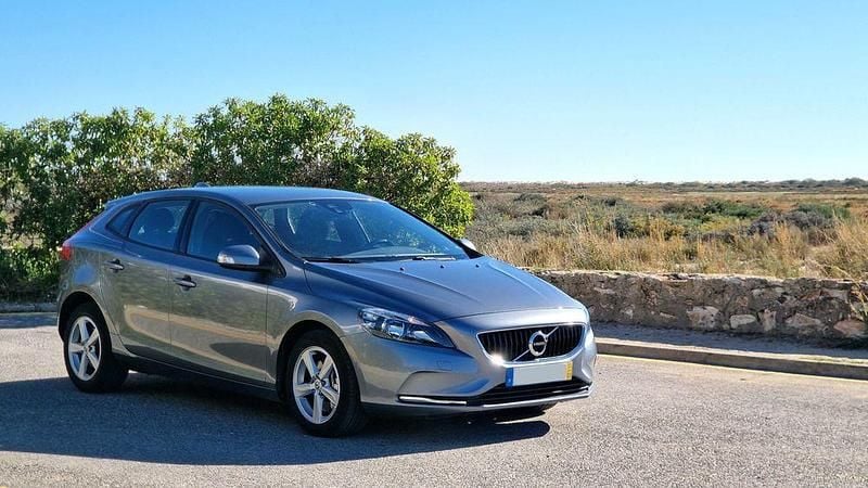 Usado 2017 Volvo V40 Kinetic Sedan | € 15.400 (Bom preço) - Imagem 1/4