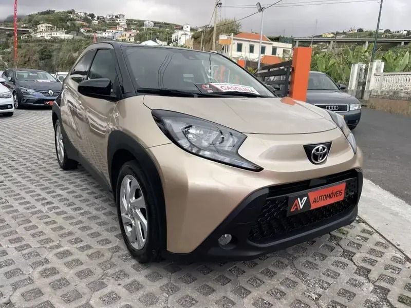 Dourado Usado 2023 Toyota Aygo X-cite Citadino | € 18.950 - Imagem 1/4
