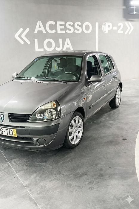 Usado Renault Clio II 55 HP (40 kW) 2002 Sedan