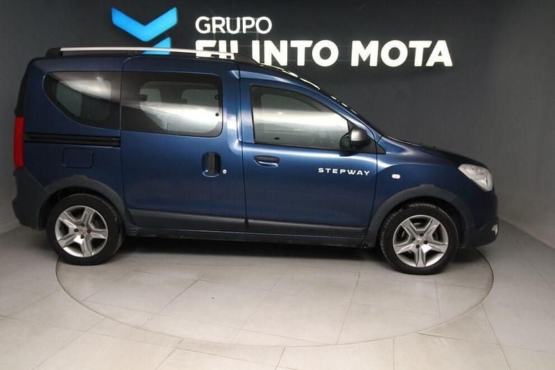 Azul Usado 2018 Dacia Dokker Stepway Monovolume | € 9.990 - Imagem 1/4