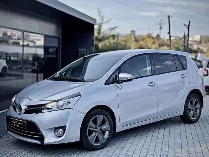 Cinzento Usado 2014 Toyota Verso Monovolume | € 15.750 - Imagem 1/4