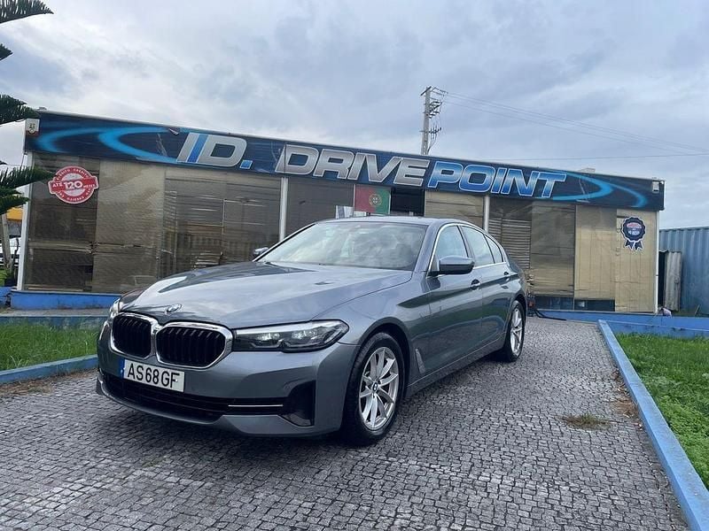 Cinza Usado 2022 BMW 520 Comfort Edition Sedan | € 27.900 - Imagem 1/4