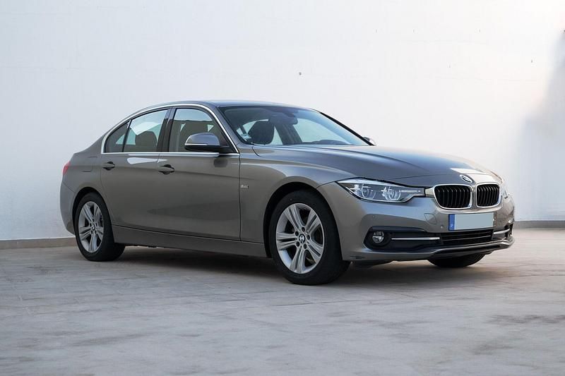 Cinza Usado 2018 BMW 318 Sport Line Sedan | € 22.750 (Preço elevado) - Imagem 1/4