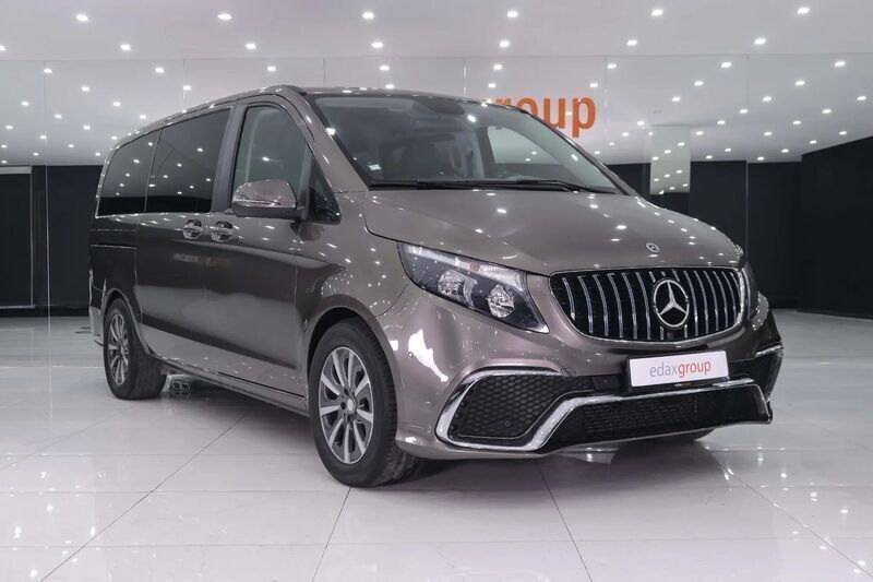 Cinza Usado 2018 Mercedes V220 Exclusive Monovolume | € 59.990 - Imagem 1/4