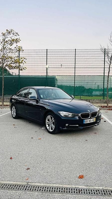 Azul Usado 2013 BMW 318 Sedan | € 12.490 (Bom preço) - Imagem 1/4