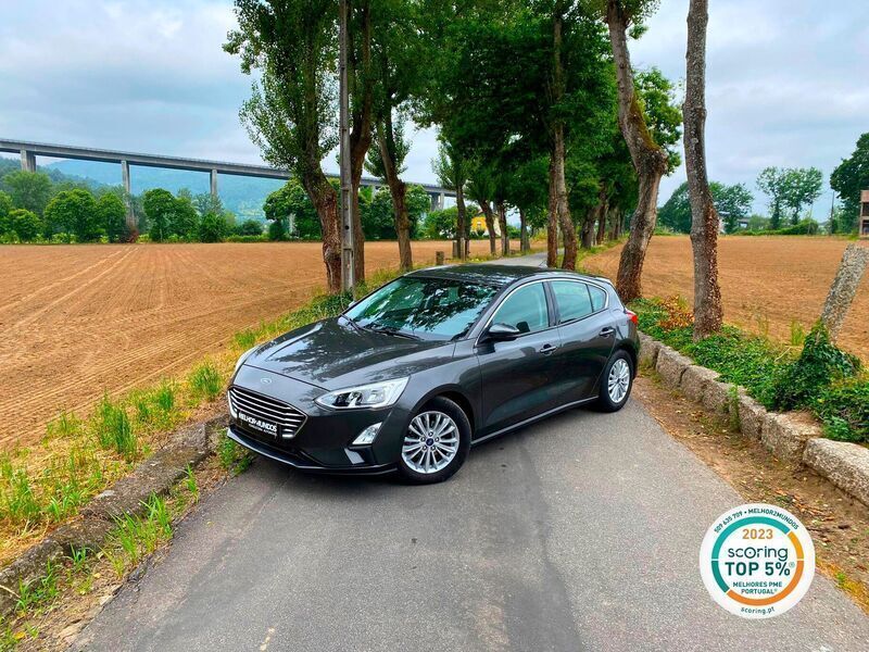 Cinzento Usado 2019 Ford Focus Titanium Citadino | € 16.250 (Preço elevado) - Imagem 1/4