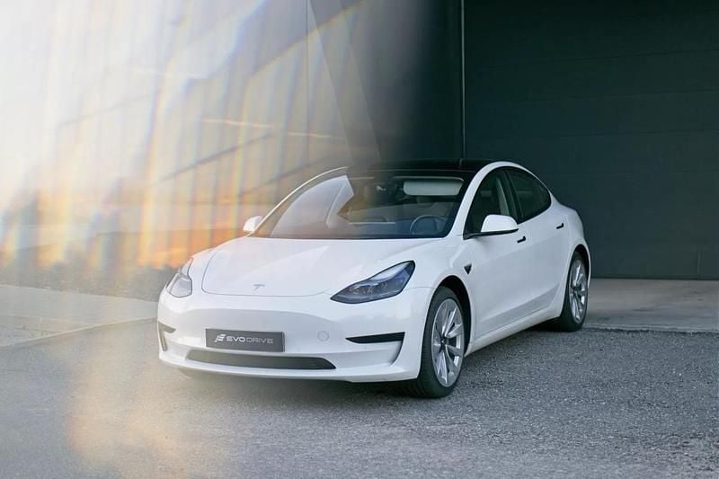 Branco Usado 2022 Tesla Model 3 Standard Range Plus Sedan | € 28.900 (Preço justo) - Imagem 1/4