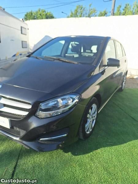 Cinza Usado 2015 Mercedes B180 AMG Monovolume | € 13.750 - Imagem 1/1