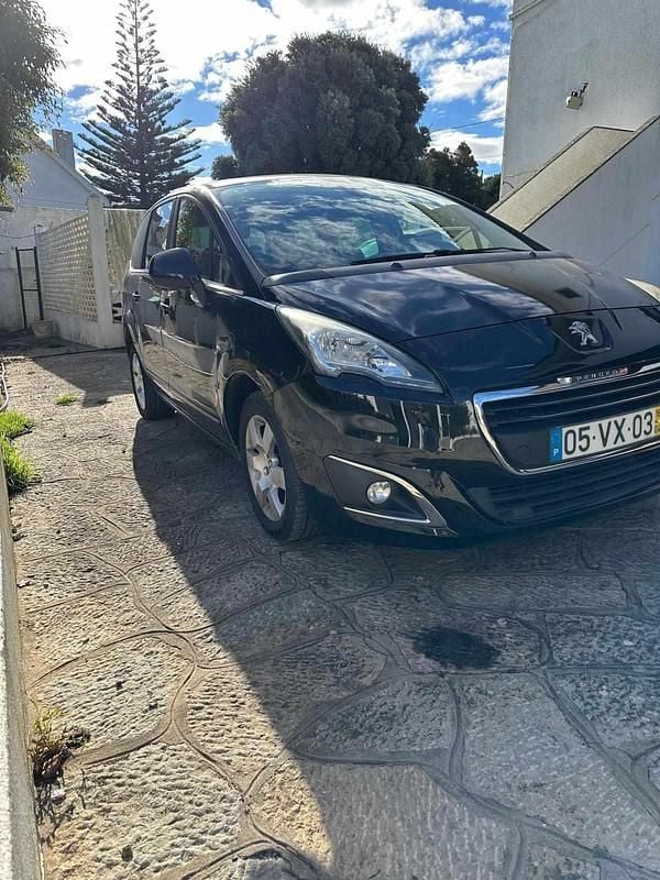 Usado Peugeot 5008 120 HP (88 kW) 2016 Preto Carrinha