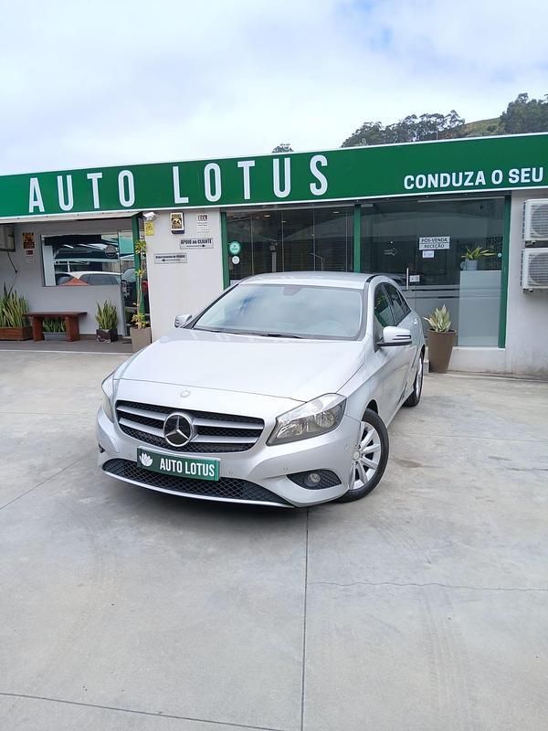 Cinza Usado 2014 Mercedes A180 Style | € 14.970 - Imagem 1/4