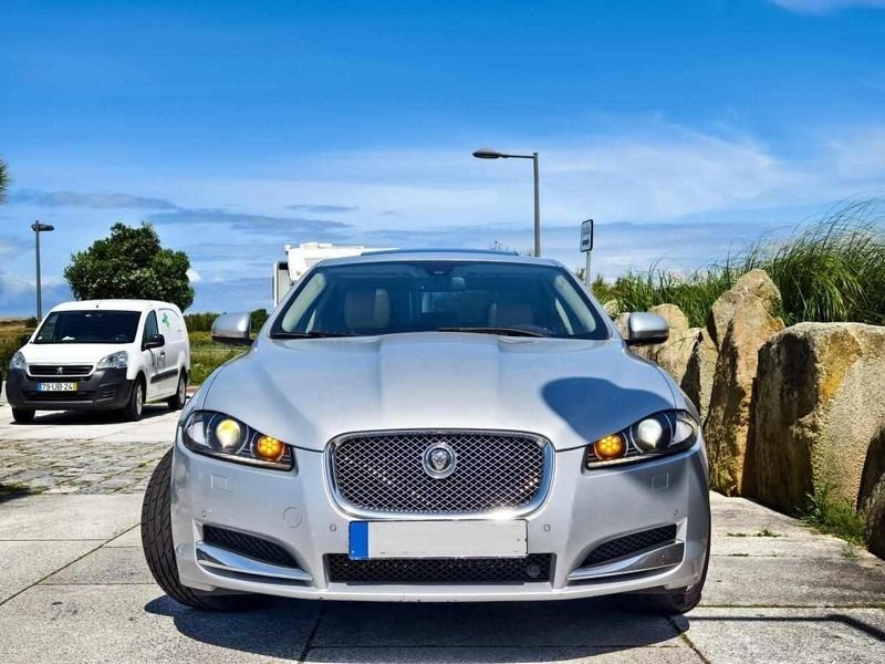 Cinzento Usado 2013 Jaguar XF Sedan | € 6.999 - Imagem 1/4